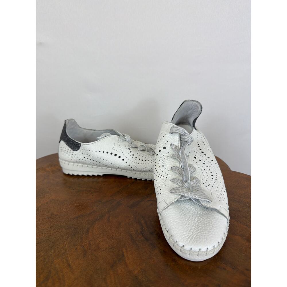 NWT Bos and Co Annie White Perforated Leather Sparkly Laces Sneakers Size 9.5